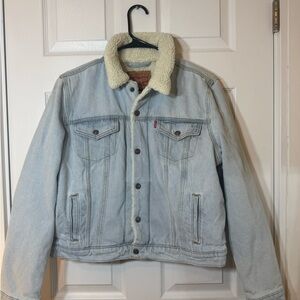 Levi’s Sherpa Trucker Denim Jacket – Light Wash (Size XL)